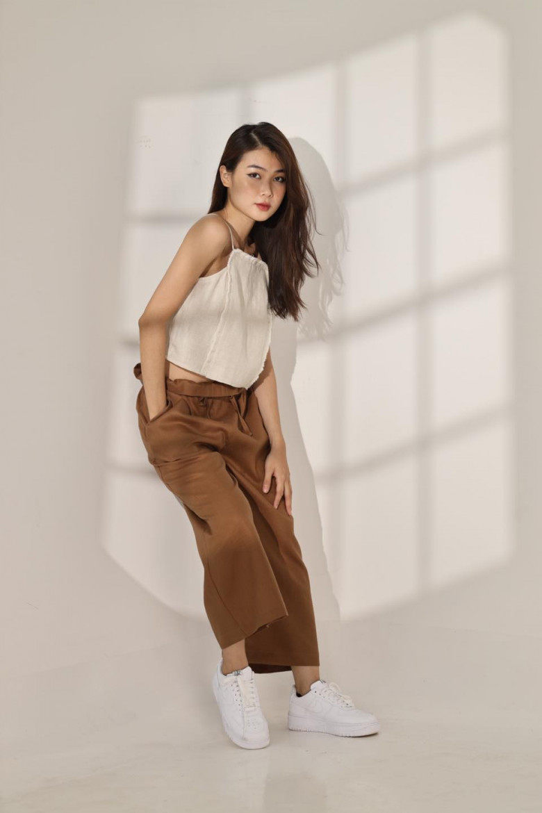 Phối trang phục Linen với Giày Sneaker