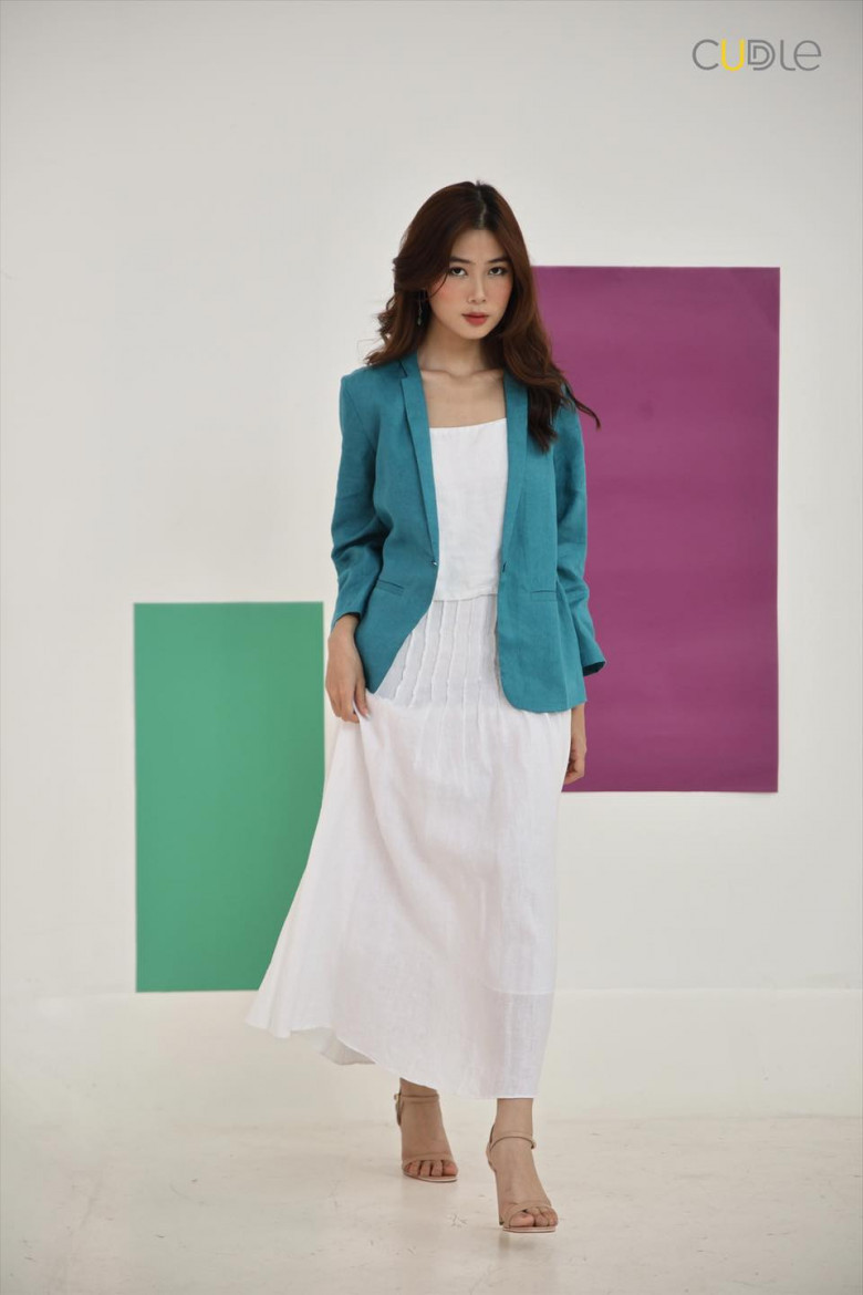 Blazer linen màu xanh mix với Đầm maxi trắng linen
