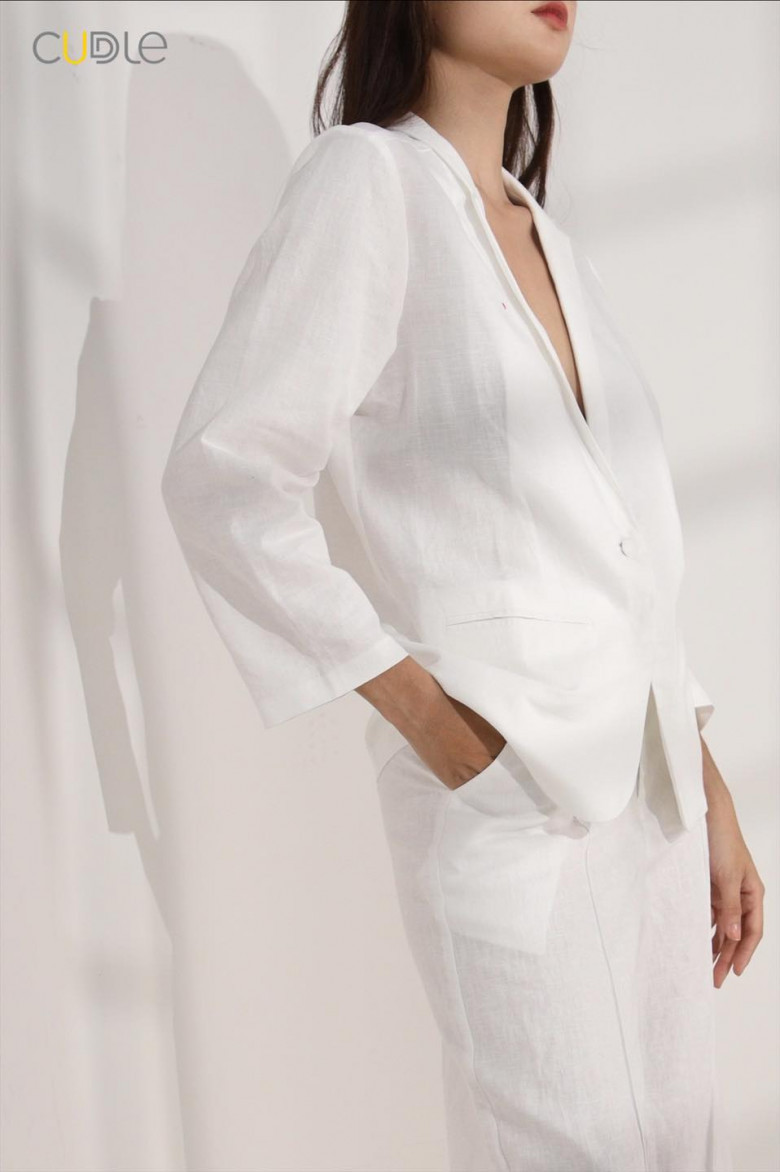 Blazer linen trắng mix với Quần xuông linen màu trắng