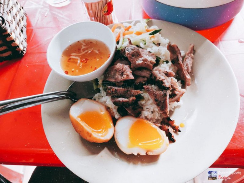 Cơm tấm trứng kho lòng đào Bà Năm