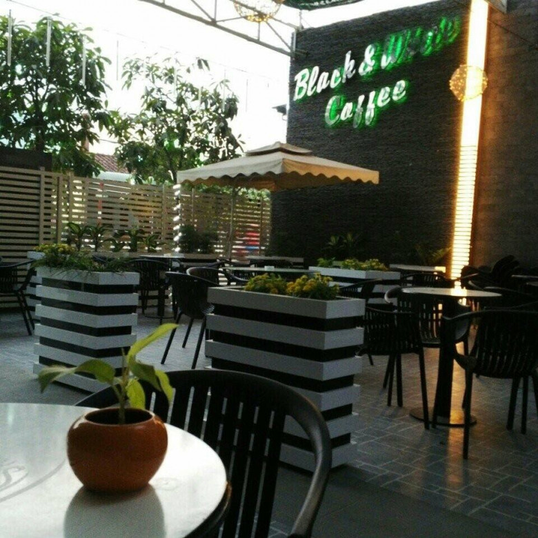 Black and White Cafe