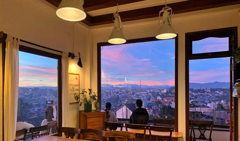 Tiệm Cà Phê Tháng 3
